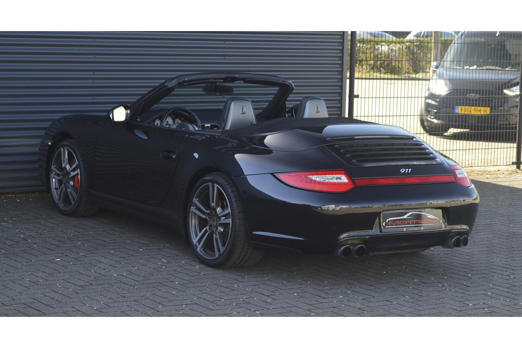 52048176-6.jpg