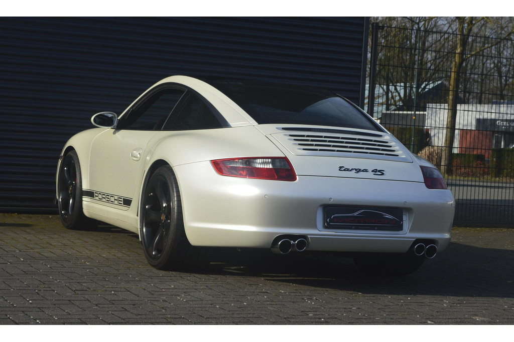 52851403-6.jpg