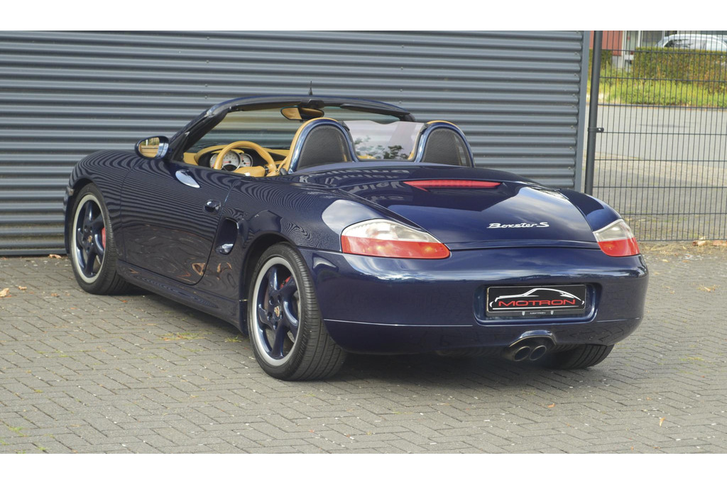 55727372-6.jpg