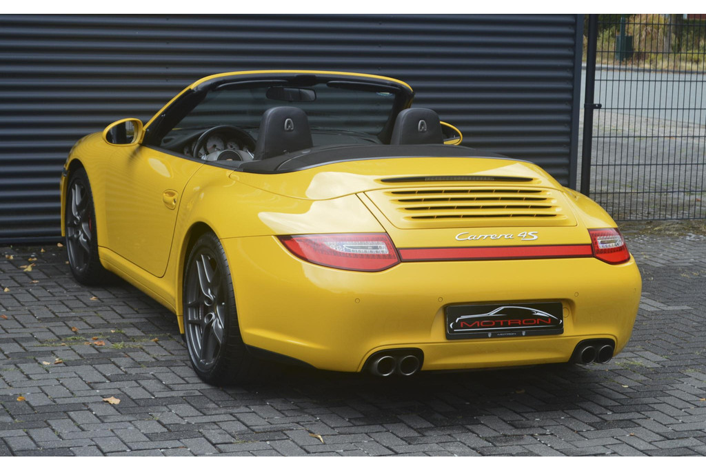 56089064-6.jpg